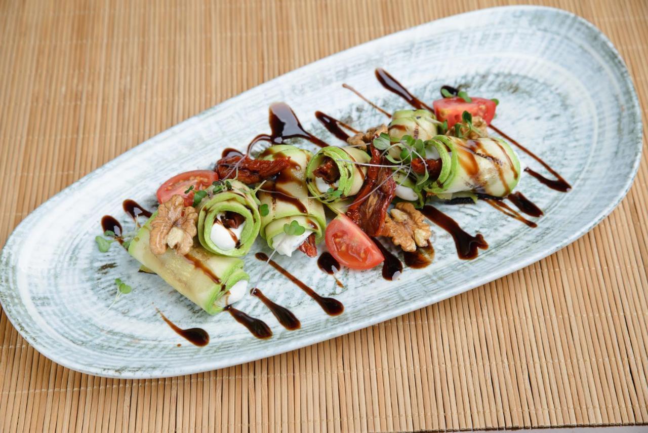 Royal Tulip Hotel & Casino, Τυφλίδα Εξωτερικό φωτογραφία A salad with balsamic vinegar