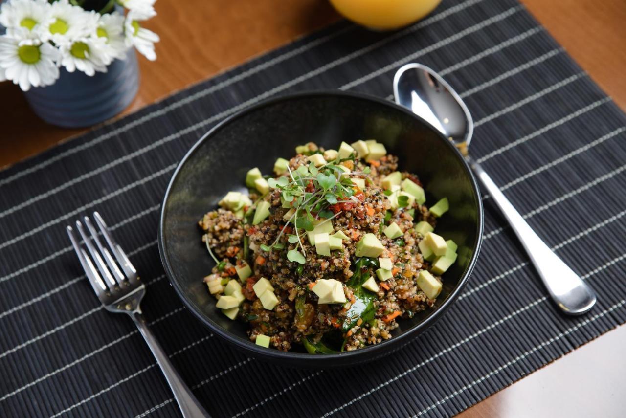 Royal Tulip Hotel & Casino, Τυφλίδα Εξωτερικό φωτογραφία Quinoa salad with avocado