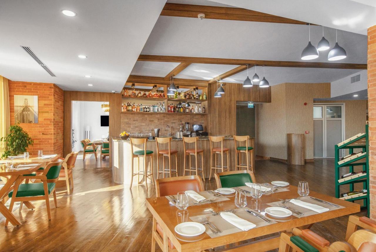 Royal Tulip Hotel & Casino, Τυφλίδα Εξωτερικό φωτογραφία The restaurant at the hotel