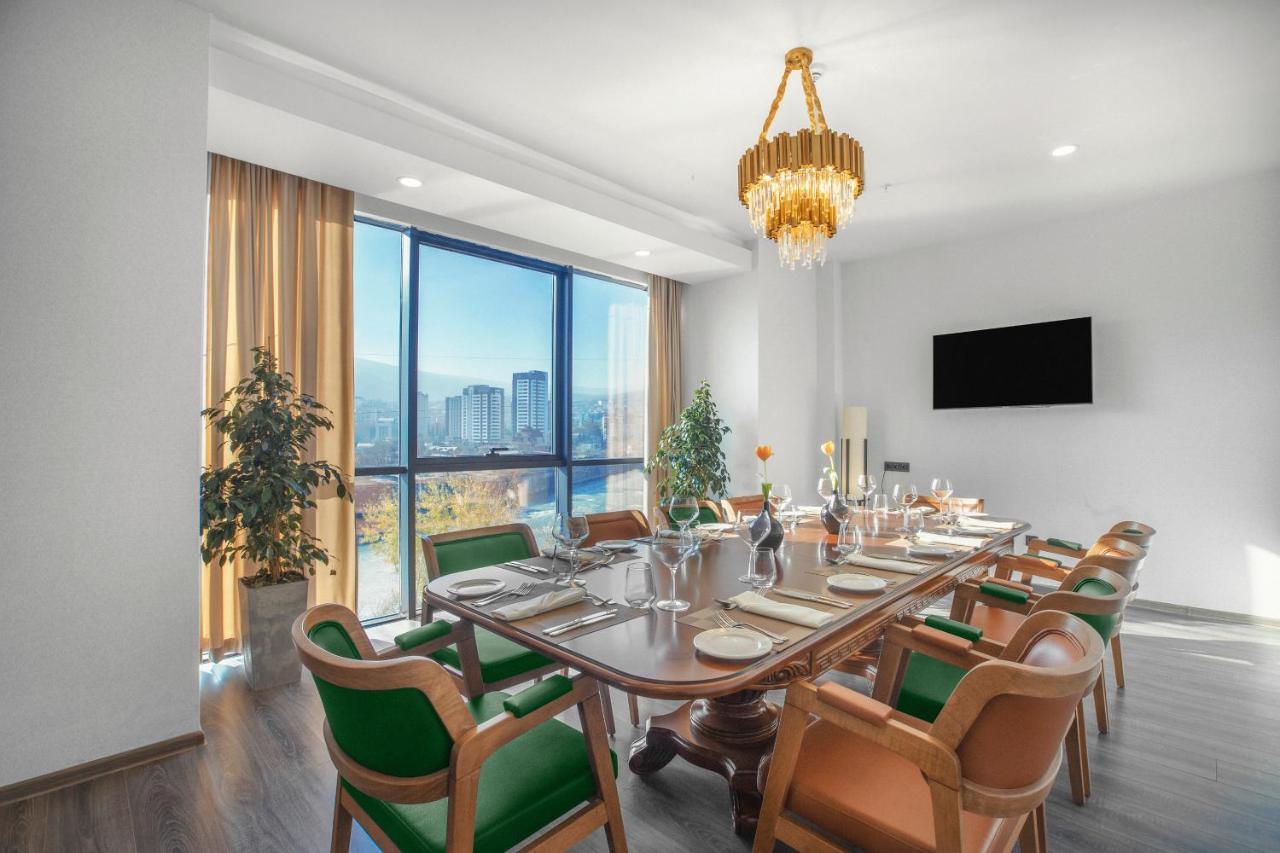 Royal Tulip Hotel & Casino, Τυφλίδα Εξωτερικό φωτογραφία The dining room