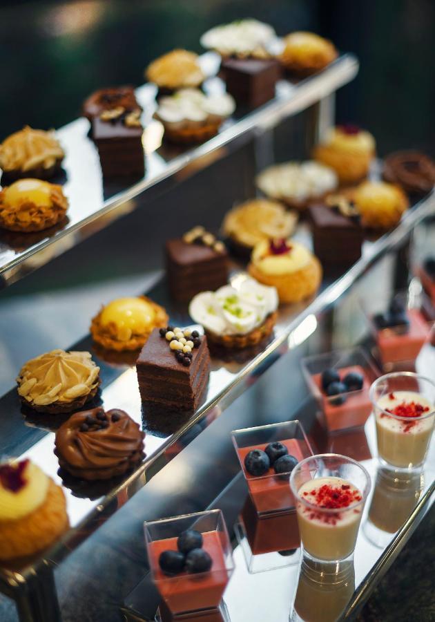 Royal Tulip Hotel & Casino, Τυφλίδα Εξωτερικό φωτογραφία A selection of petit fours