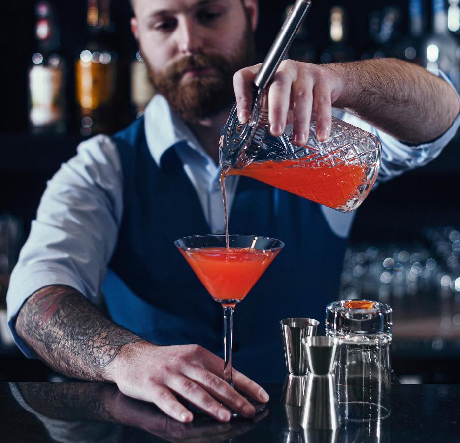 Royal Tulip Hotel & Casino, Τυφλίδα Εξωτερικό φωτογραφία A bartender preparing a cocktail