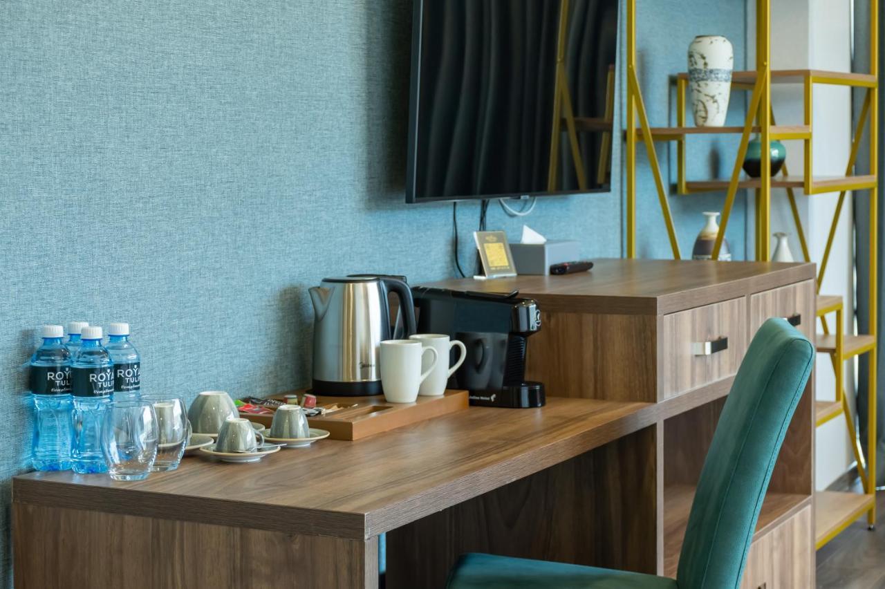 Royal Tulip Hotel & Casino, Τυφλίδα Εξωτερικό φωτογραφία A Nespresso machine in a hotel room
